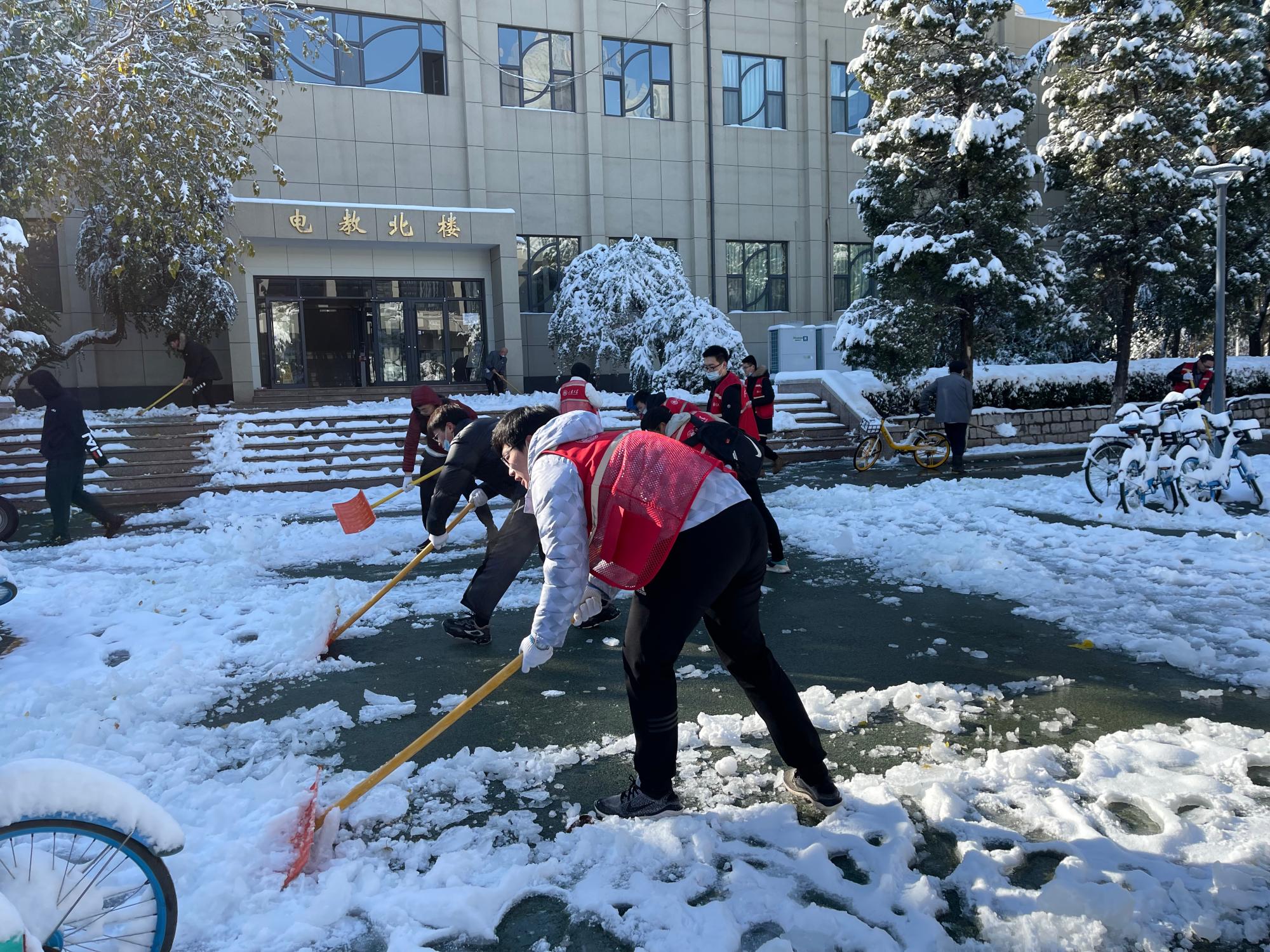 志願掃雪 情暖校園——歷史文化學院學生志願服務隊積極參加校園掃雪